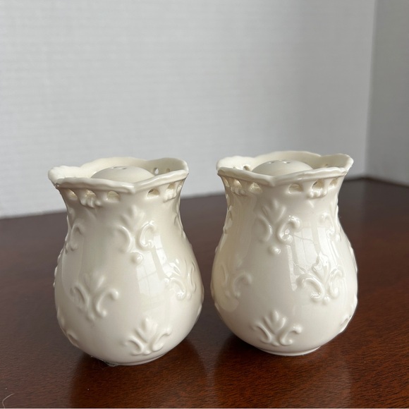 Skye McGhie Cream Lace Salt and Pepper Shakers 2002 - Picture 2 of 6